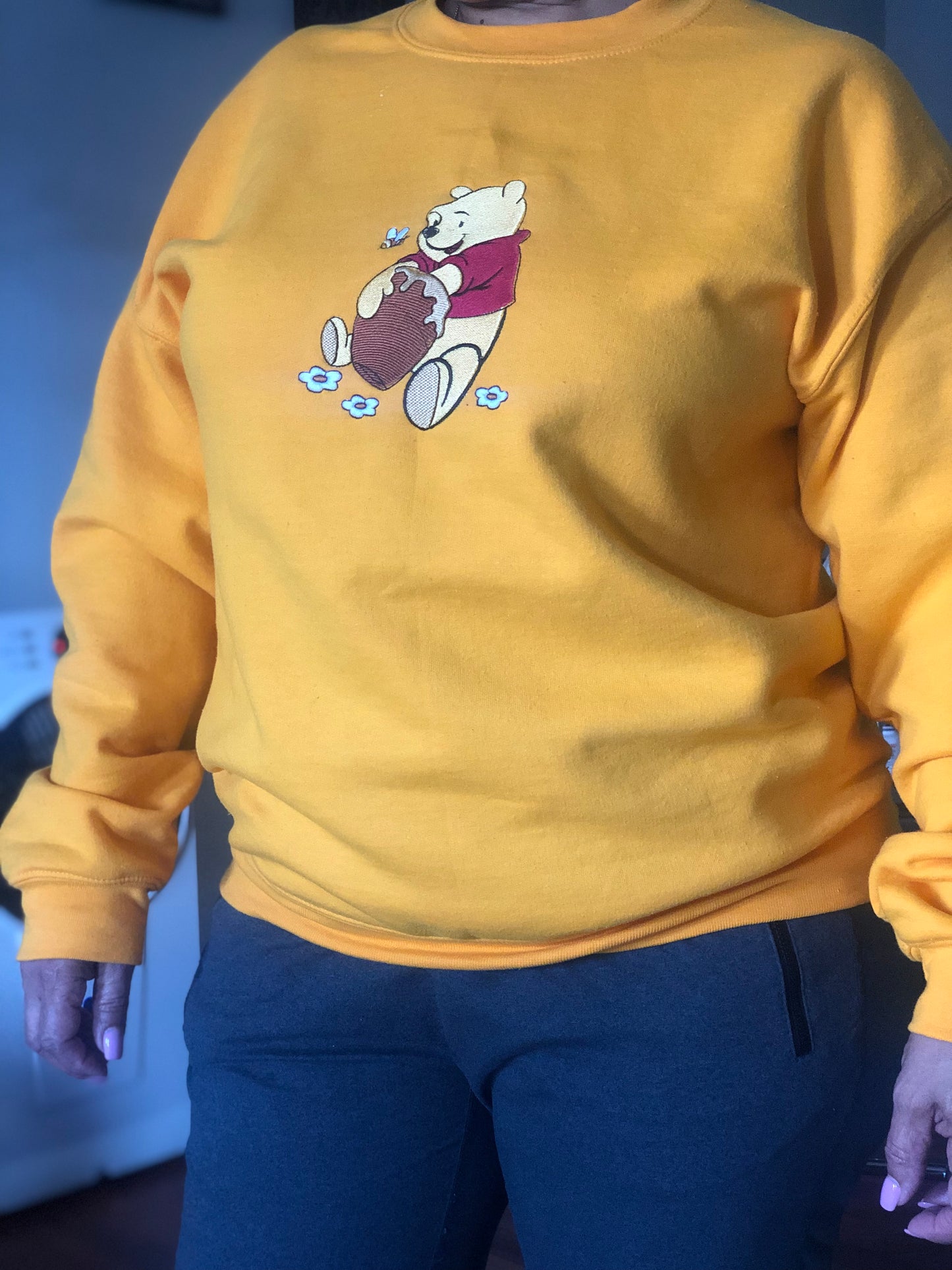 CLASSIC WINNIE EATING HONEY CREWNECK
