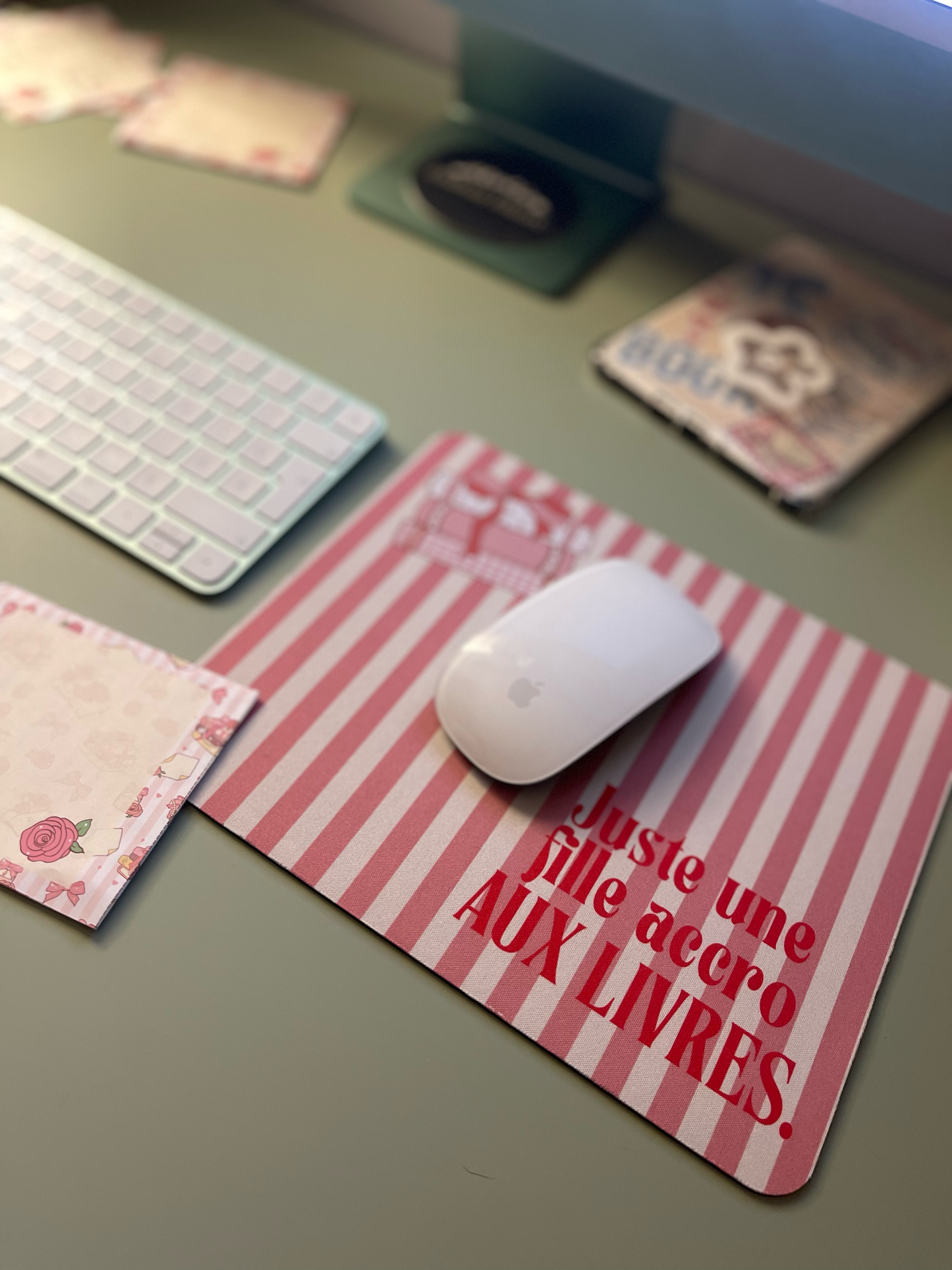 *PRE ORDER* FILLE ACCRO AUX LIVRES MOUSEPAD