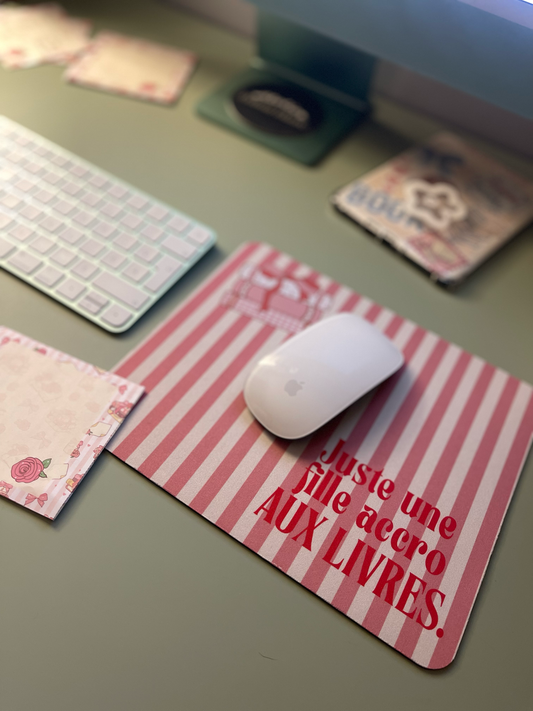 *PRE ORDER* FILLE ACCRO AUX LIVRES MOUSEPAD