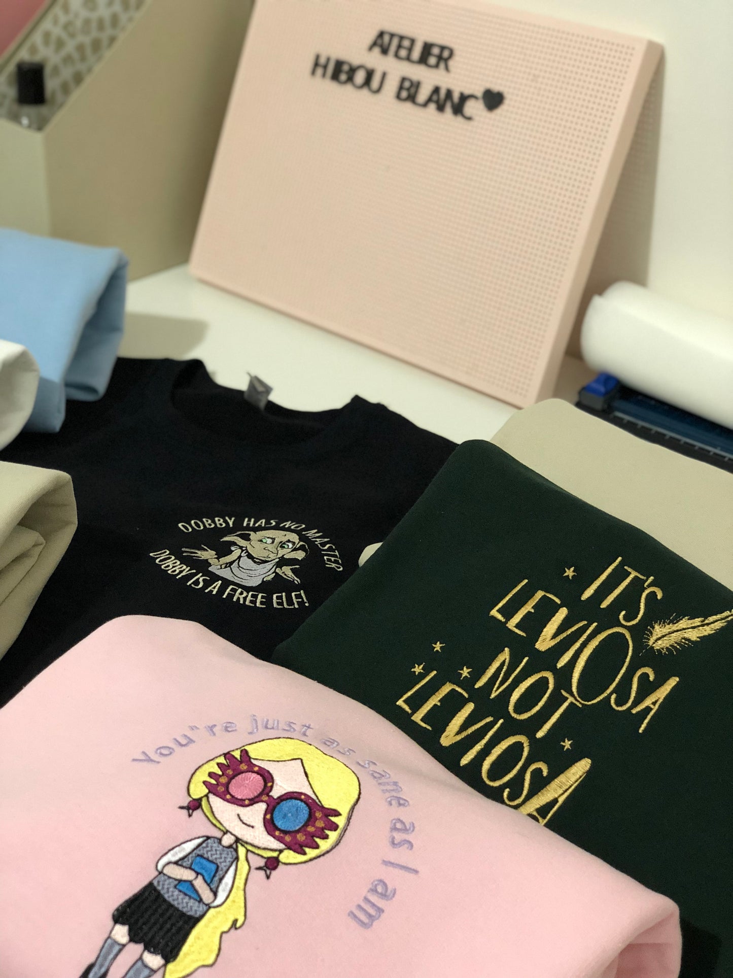 FREE DOBBY CREWNECK